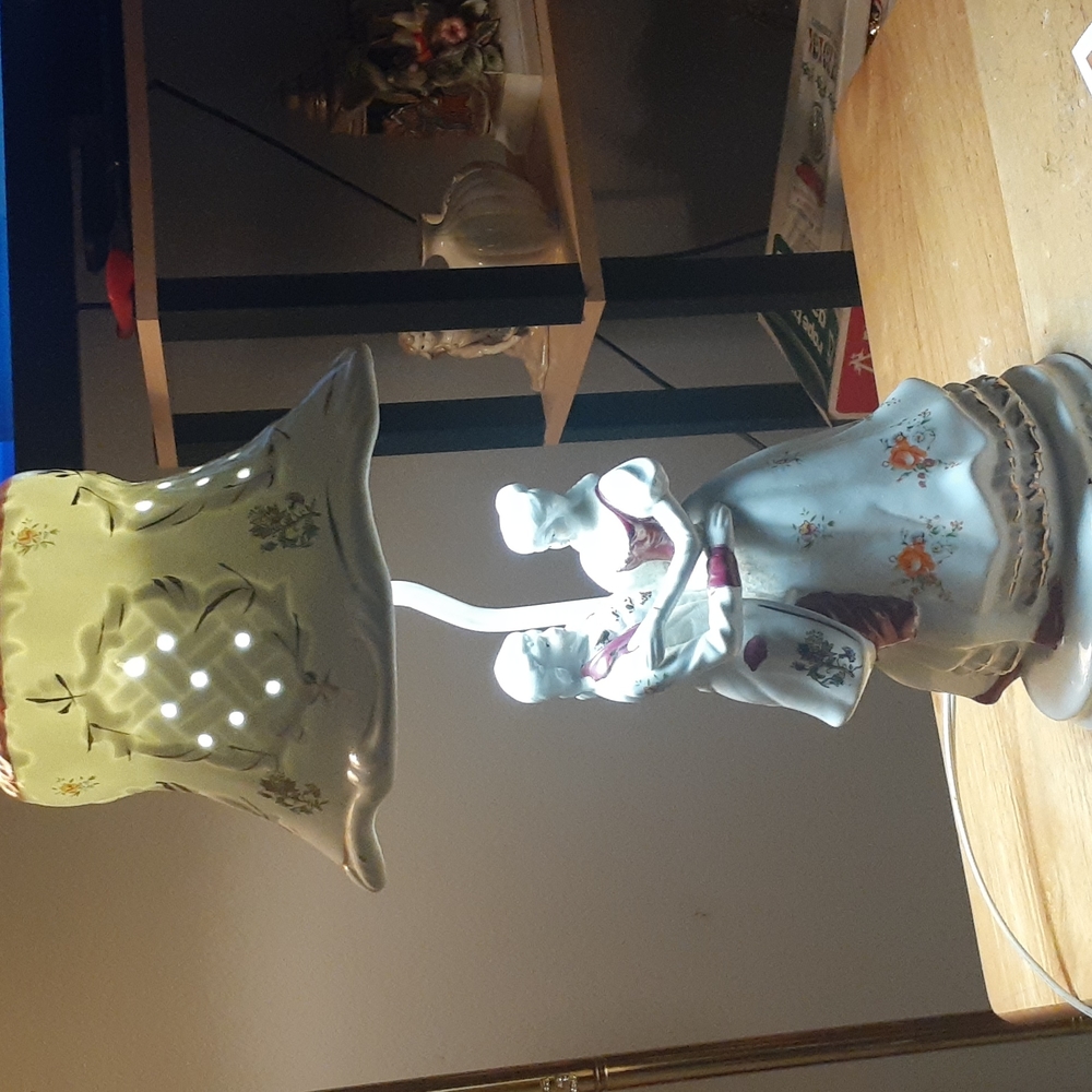 Vtg. Porcelain Figurine Electric Boudoir Table Lamp.